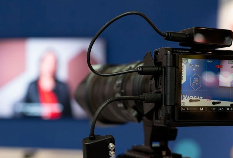 Camera filmant les conférences au Salon des maires 2025