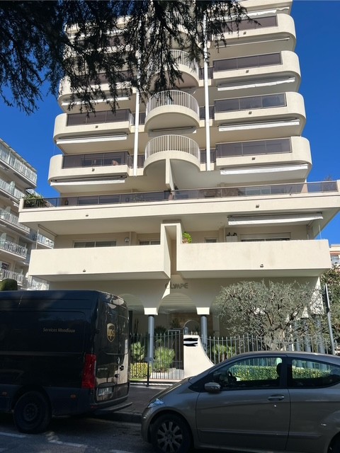 Bureaux au rdc de cet immeuble 