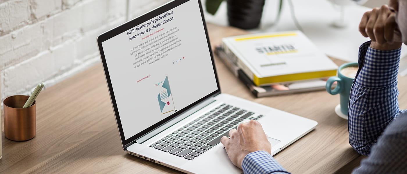 Un avocat consulte la page du guide RGPD