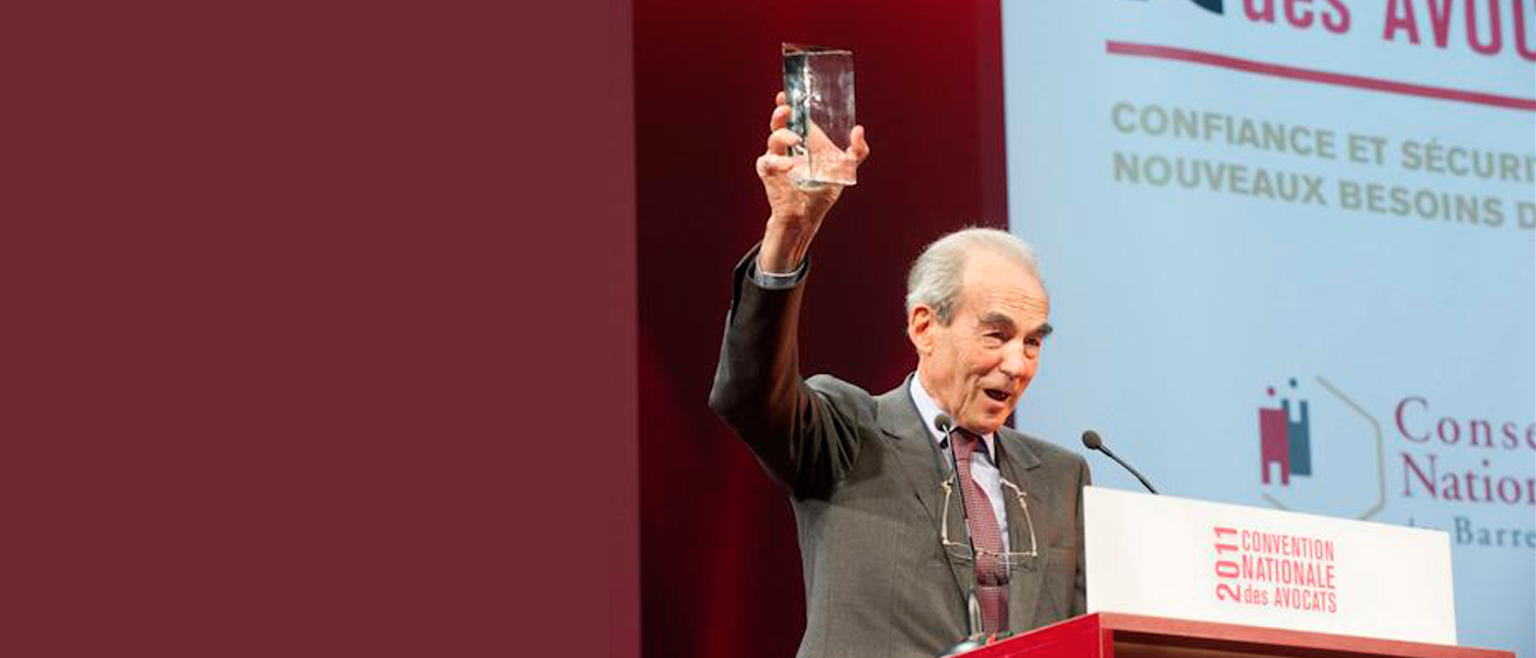 Robert Badinter brandit un trophée à la convention nationale de avocats 2011 