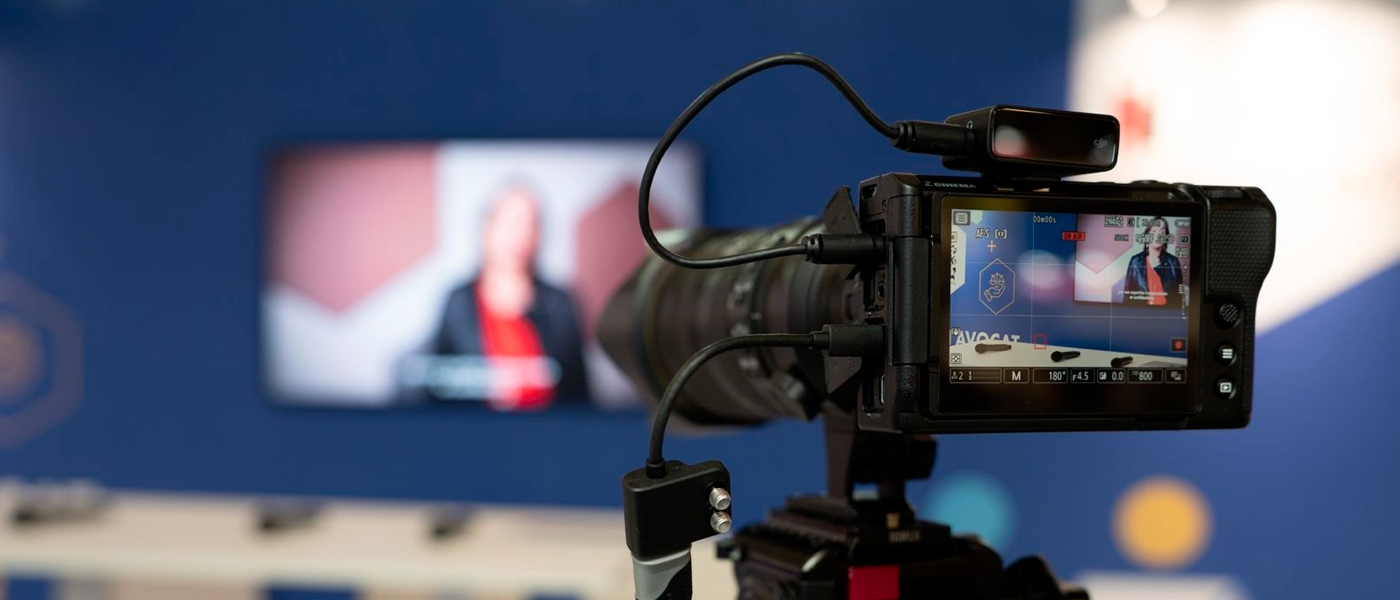 Camera filmant les conférences au Salon des maires 2025