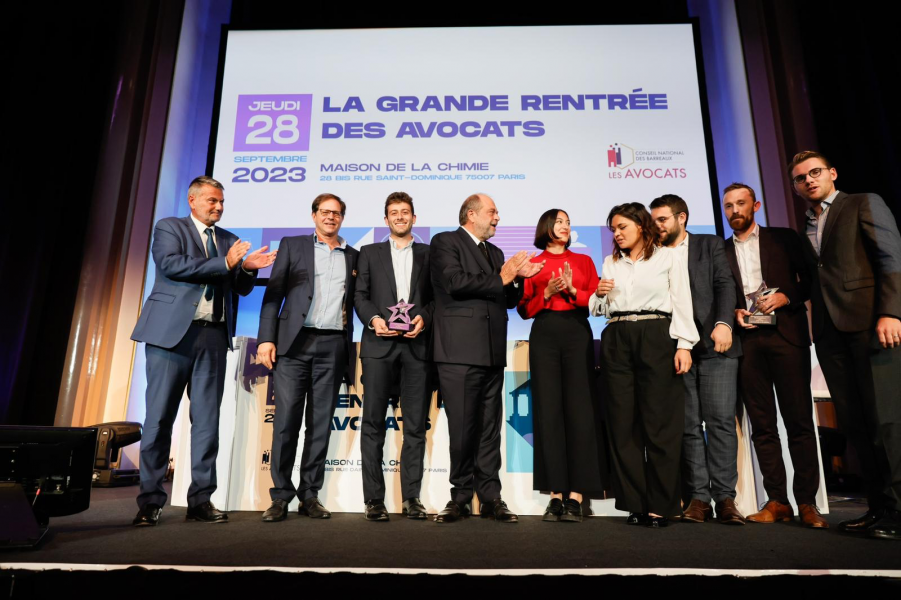 Les lauréats du Concours Projets Innovants accompagnés du Président du CNB, du Président de l'Observatoire et du garde des Sceaux, le ministre de la Justice, Eric Dupond-Moretti